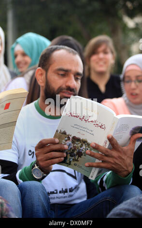 Jerusalem, Jerusalem, Palästina. 16. März 2014. Palästinensischen Gefangenen Samer Issawi beteiligt sich in eine Menschenkette lesen in der Jerusalemer Altstadt, 16. März 2014 veröffentlicht. Über als 7000 palästinensische Aktivisten in die längste Lesung Menschenkette rund um die alte Stadtmauer versammelt, deckt sich mit der Teilnahme von 8000 Aktivisten aus Bethlehem, al-Ram, Ismailia in Ägypten und Oman Credit: Saeed Qaq/APA Images/ZUMAPRESS.com/Alamy Live News Stockfoto