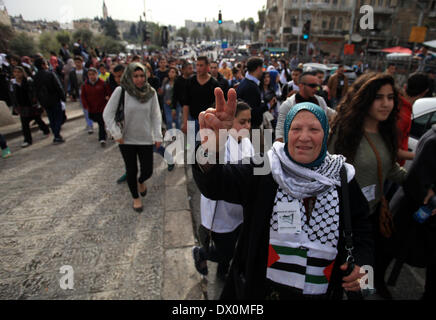 Jerusalem, Jerusalem, Palästina. 16. März 2014. Palästinensische Demonstranten skandieren Parolen während einer Demonstration in der Jerusalemer Altstadt, 16. März 2014, wenn Palästinenser gehindert wurden al-Aqsa-Moschee zum Gebet. Früher in den Tag Proteste fand in der Altstadt bei der Palästinenser gehindert wurden für Gebete bei der al-Aqsa Moschee Credit: Saeed Qaq/APA Images/ZUMAPRESS.com/Alamy Live News Stockfoto