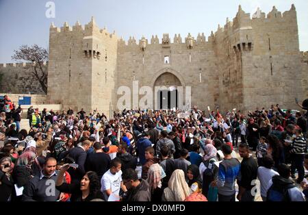 Jerusalem, Jerusalem, Palästina. 16. März 2014. Palästinensische Aktivisten beteiligen sich an einer Lesung Menschenkette in der Jerusalemer Altstadt, 16. März 2014. Über als 7000 palästinensische Aktivisten in die längste Lesung Menschenkette rund um die alte Stadtmauer versammelt, deckt sich mit der Teilnahme von 8000 Aktivisten aus Bethlehem, al-Ram, Ismailia in Ägypten und Oman Credit: Saeed Qaq/APA Images/ZUMAPRESS.com/Alamy Live News Stockfoto