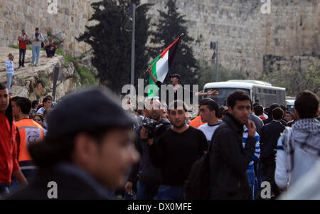 Jerusalem, Jerusalem, Palästina. 16. März 2014. Palästinensische Demonstranten skandieren Parolen während einer Demonstration in der Jerusalemer Altstadt, 16. März 2014, wenn Palästinenser gehindert wurden al-Aqsa-Moschee zum Gebet. Früher in den Tag Proteste fand in der Altstadt bei der Palästinenser gehindert wurden für Gebete bei der al-Aqsa Moschee Credit: Saeed Qaq/APA Images/ZUMAPRESS.com/Alamy Live News Stockfoto
