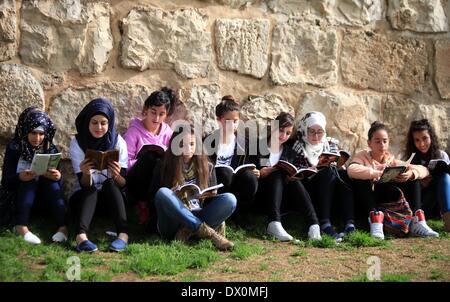 Jerusalem, Jerusalem, Palästina. 16. März 2014. Palästinensische Aktivisten beteiligen sich an einer Lesung Menschenkette in der Jerusalemer Altstadt, 16. März 2014. Über als 7000 palästinensische Aktivisten in die längste Lesung Menschenkette rund um die alte Stadtmauer versammelt, deckt sich mit der Teilnahme von 8000 Aktivisten aus Bethlehem, al-Ram, Ismailia in Ägypten und Oman Credit: Saeed Qaq/APA Images/ZUMAPRESS.com/Alamy Live News Stockfoto