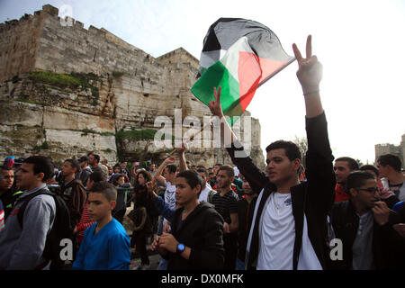 Jerusalem, Jerusalem, Palästina. 16. März 2014. Palästinensische Demonstranten skandieren Parolen während einer Demonstration in der Jerusalemer Altstadt, 16. März 2014, wenn Palästinenser gehindert wurden al-Aqsa-Moschee zum Gebet. Früher in den Tag Proteste fand in der Altstadt bei der Palästinenser gehindert wurden für Gebete bei der al-Aqsa Moschee Credit: Saeed Qaq/APA Images/ZUMAPRESS.com/Alamy Live News Stockfoto