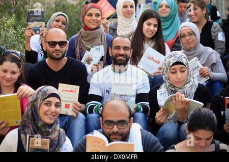 Jerusalem, Jerusalem, Palästina. 16. März 2014. Palästinensischen Gefangenen Samer Issawi beteiligt sich in eine Menschenkette lesen in der Jerusalemer Altstadt, 16. März 2014 veröffentlicht. Über als 7000 palästinensische Aktivisten in die längste Lesung Menschenkette rund um die alte Stadtmauer versammelt, deckt sich mit der Teilnahme von 8000 Aktivisten aus Bethlehem, al-Ram, Ismailia in Ägypten und Oman Credit: Saeed Qaq/APA Images/ZUMAPRESS.com/Alamy Live News Stockfoto