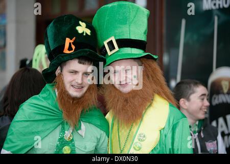 Belfast UK, 16. März 2014.Two gekleidete Jugendliche als Kobolde am St. Patricks Day in Belfast Stockfoto