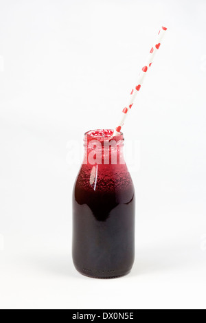 Frische rote Beete, Apfel, Karotte und Sellerie Saft in einer Glasflasche. Stockfoto