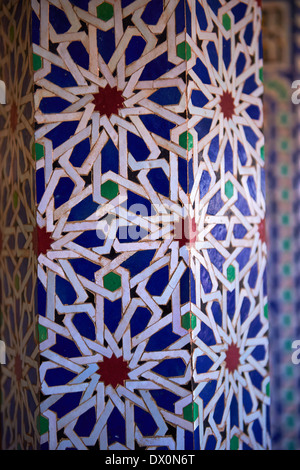 Berber-Zellige Dekorfliesen in Riad Kasbah Telouet, Atlasgebirge, Marokko. Stockfoto