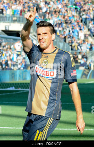 Philadelphia Union Sebastian LeToux erkennt den Anhänger und Fans während der Fußball/Fußball-Match mit dem New England Revolution bei Talen Energie Stadion in Chester PA Vereinigten Staaten von Amerika während eines sonnigen Herbst/Herbst Tag außerhalb von Philadelphia Stockfoto