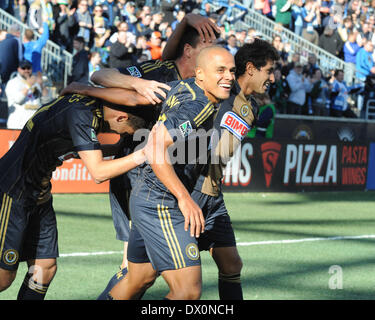 Philadelphia Union Sebastian LeToux feiert seinen gewinnenden Ziel des Spiels während eines Fußball/Fußball-Match mit dem New England Revolution bei Talen Energie Stadion in Chester PA Vereinigten Staaten von Amerika während eines sonnigen Herbst/Herbst Tag außerhalb von Philadelphia | Auch abgebildet sind Internationals Fabhino/Brasilien und Christian Maidana/Argentinien Stockfoto