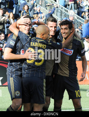 Philadelphia Union Sebastian LeToux feiert seinen gewinnenden Ziel des Spiels mit einer Vielzahl von internationalen Akteuren einschließlich der Brasilianischen geboren Fabhino und Christian Maidana von Argentinien Stockfoto