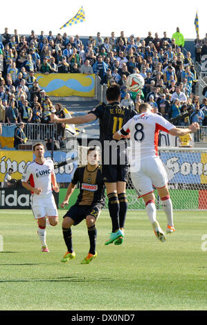 Französische Fußball-Spieler/Franzose Fußballspieler/Philadelphia Union Vorwärts/Stürmer Sebastian Le Toux springt / Sprünge für eine Kopf während einer Fußball/Fußball-Match mit dem New England Revolution bei Talen Energie Stadion in Chester PA Vereinigten Staaten von Amerika während eines sonnigen Herbst/Herbst Tag außerhalb von Philadelphia Stockfoto