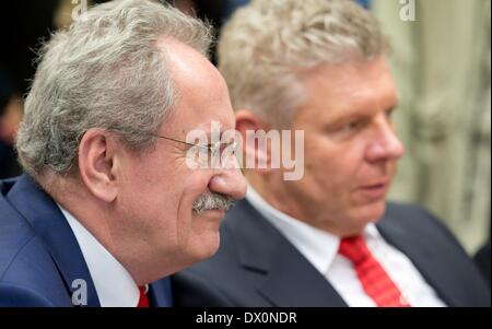 München, Deutschland. 16. März 2014. Münchens Bürgermeister Kandidat Dieter Reiter (R) und Bürgermeister von München Christian Ude folgen erste Hochrechnungen von Reults der Kommunalwahlen in München, Deutschland, 16. März 2014. Menschen in Bayern werden gebeten, ihre Stimme bei den Kommunalwahlen am 16. März abgeben. Foto: SVEN HOPPE/Dpa/Alamy Live News Stockfoto