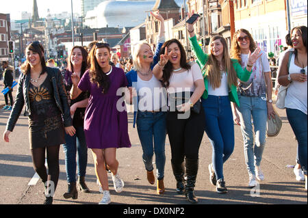 Birmingham, West Midlands, UK. 16. März 2014. Gibt es eine Party-Atmosphäre in Digbeth Straße, die für mehrere Stunden nach der St. Patricks Day Parade für den Verkehr geschlossen bleibt. Bildnachweis: Graham M. Lawrence/Alamy Live-Nachrichten. Stockfoto