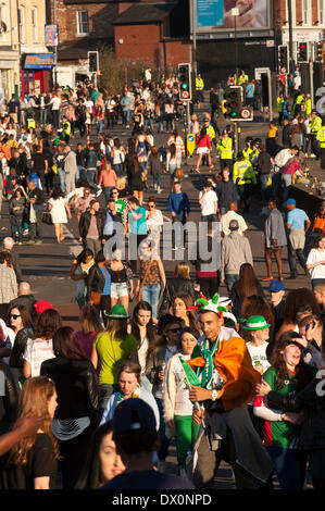Birmingham, West Midlands, UK. 16. März 2014. Gibt es eine Party-Atmosphäre in Digbeth Straße, die für mehrere Stunden nach der St. Patricks Day Parade für den Verkehr geschlossen bleibt. Bildnachweis: Graham M. Lawrence/Alamy Live-Nachrichten. Stockfoto