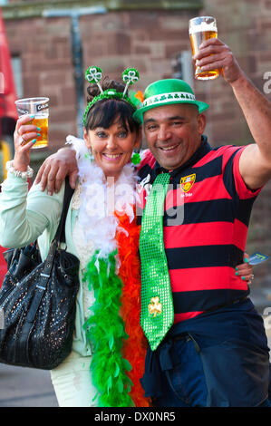 Birmingham, West Midlands, UK. 16. März 2014. Gibt es eine Party-Atmosphäre in Digbeth Straße, die für mehrere Stunden nach der St. Patricks Day Parade für den Verkehr geschlossen bleibt. Bildnachweis: Graham M. Lawrence/Alamy Live-Nachrichten. Stockfoto