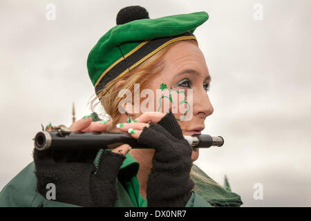 Manchester UK, 16. März 2014.  Sharon McVally, Form Portadown, spielt die Querflöte Schnauzerprocession in Manchester.  Fest des Heiligen Patrick (Irisch: Lá Fhéile Pádraig, "der Tag des Festival of Patrick") ist ein kultureller und religiöser Feiertag gefeiert jedes Jahr am 17. März, dem Todesdatum des allgemein anerkannten Schutzheiligen von Irland, Saint Patrick. Bildnachweis: Cernan Elias/Alamy Live-Nachrichten Stockfoto