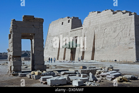 Tempel von Ramses III in Medinet Habu: ersten Pylon Stockfoto