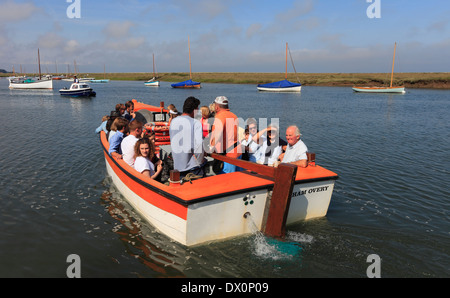 Boot Ausflügler verlassen den Hafen von Burnham Overy Staithe an der North Norfolk-Küste. Stockfoto