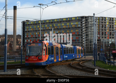 Park Hill Architektur & Supertram von der Stadt Sheffield, England, Vereinigtes Königreich Stockfoto