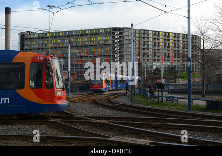 Park Hill Architektur & Supertram von der Stadt Sheffield, England, Vereinigtes Königreich Stockfoto