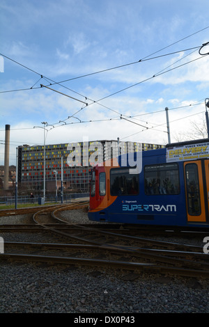 Park Hill Architektur & Supertram von der Stadt Sheffield, England, Vereinigtes Königreich Stockfoto