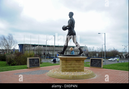 Statue von Nat Lofthouse außerhalb Bolton Wanderers FC Reebok Stadium UK Stockfoto