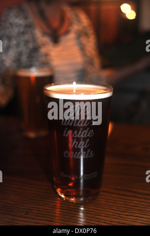 Bitter Bier mit Zitat "Its was ist im Inneren, dass zählt" auf Glas Stockfoto
