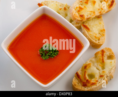 Tomatensuppe mit gegrilltem Käse Baguette Scheiben Stockfoto