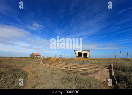 Die alten zerstörten Boot am Dornweiler auf die North Norfolk-Sümpfe. Stockfoto