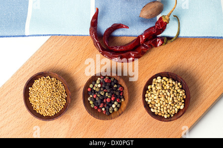 Paprika und anderen Zutaten auf Küchentisch Stockfoto