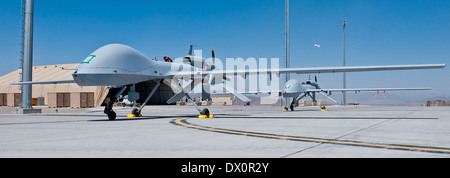 Zwei frisch montierten MQ - 1C Grey Eagle unbemannte Luftträger sitzen auf dem Rollfeld in Forward Operating Base Schaft 12. April 2012 in Gardez, Provinz Logar, Afghanistan. Stockfoto