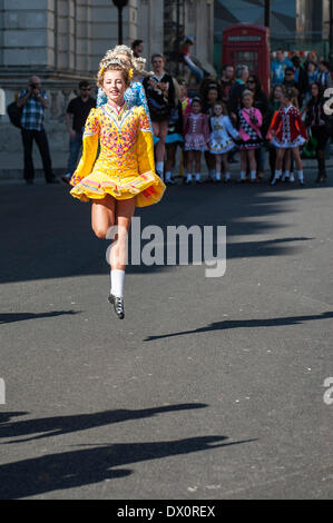 London, Großbritannien. 16. März 2014. Ein Mädchen feiert St. Patrick's Day vom Tanzen während der jährlichen Parade in London. Fotograf: Gordon Scammell/Alamy leben Nachrichten Stockfoto