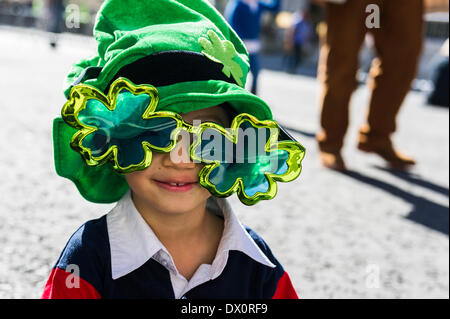 London, UK. 16. März 2014. Ein kleiner Junge Neuheit-Sonnenbrille und Hut tragen, wie er die jährliche St. Patricks Day Parade in London Uhren.  Fotograf: Gordon Scammell/Alamy Live-Nachrichten Stockfoto