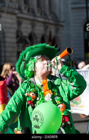 London, Großbritannien. 16. März 2014. Eine Frau in Grün gekleidet feiert während der jährlichen St Patrick's Day Parade in London. Fotograf: Gordon Scammell/Alamy leben Nachrichten Stockfoto