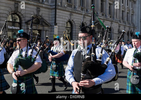 London, UK. 16. März 2014. Die Flandern Memorial Pipe Band marschieren während der jährlichen St. Patricks Day Parade in London.  Fotograf: Gordon Scammell/Alamy Live-Nachrichten Stockfoto