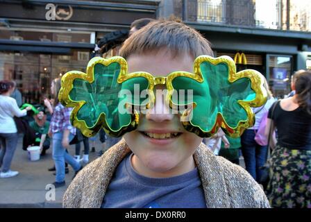 London, UK, UK. 16. März 2014. Tausenden verpackt Trafalgar Square in London, St. Patricks Day zu feiern. Bildnachweis: Gail Orenstein/ZUMAPRESS.com/Alamy Live-Nachrichten Stockfoto