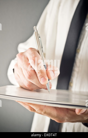 Geschäftsmann, Notizen schreiben oder unterschreiben. Schließen Sie herauf Bild mit Tiefenschärfe. Geschäftslage. Stockfoto