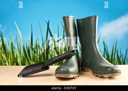 Grüne Gummistiefel. Landwirtschaftliche Arbeiten Stiefel für alle Arten von Gartenarbeiten. Stockfoto