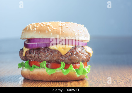 appetitlich Cheeseburger mit roten Zwiebeln closeup Stockfoto