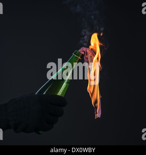 Molotov-Cocktail in der aktivistischen hand Stockfoto
