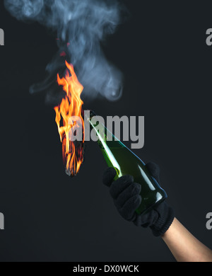 Molotov-Cocktail in der aktivistischen hand Stockfoto