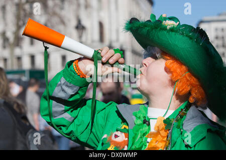 London, UK. 16. März 2014. Frau mit einer Vuvuzela. St. Patricks Day Feierlichkeiten in Zentral-London, Vereinigtes Königreich. Bildnachweis: Nick Savage/Alamy Live-Nachrichten Stockfoto