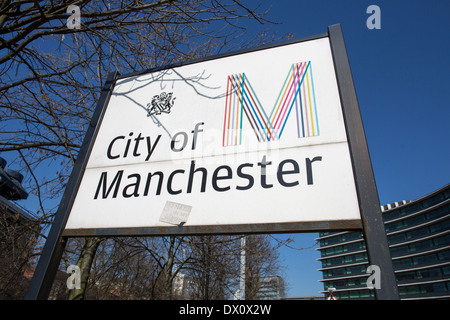 Stadt von Manchester Schild London Road Manchester, mit dem M-Logo Design von Peter Saville Stockfoto