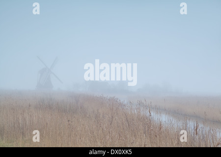 Holländische Windmühle in dichtem Nebel, Groningen, Niederlande Stockfoto