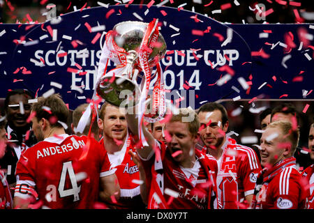 Glasgow, Schottland. 16. März 2014. Schottischer Liga-Cup-Finale zwischen FC Aberdeen und Inverness Caledonian Thistle FC im Celtic Park. Aberdeen gewann 4: 2 im Elfmeterschießen. Aberdeen-Team mit dem Cup feiern. Bildnachweis: Aktion Plus Sport/Alamy Live-Nachrichten Stockfoto