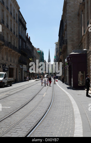 Touristen zu Fuß an einer Hauptstraße in Bordeaux Frankreich im Hinblick auf die Kathedrale Stockfoto