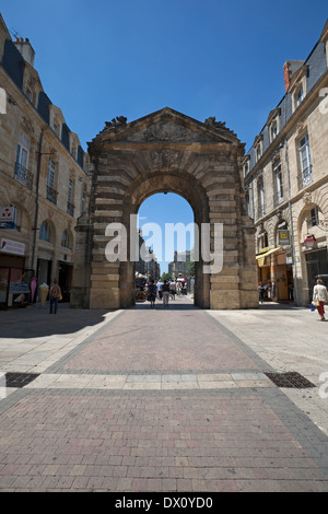 Menschen beim Einkaufen an der Porte Dijeaux in Bordeaux, Frankreich Stockfoto