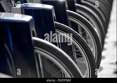 Fahrräder Räder sind in einem öffentlichen Fahrrad Punkt gesehen. Stockfoto