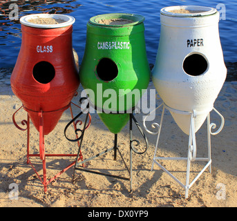 Drei bunte Papierkorb Mülleimer am Strand Stockfoto