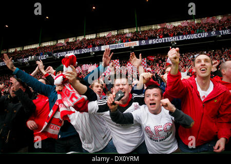 Glasgow, Schottland. 16. März 2014. Aberdeen-Fans nach den Scottish League Cup-Finale zwischen FC Aberdeen und Inverness Caledonian Thistle FC im Celtic Park zu feiern. Aberdeen gewann 4: 2 im Elfmeterschießen. Bildnachweis: Aktion Plus Sport/Alamy Live-Nachrichten Stockfoto