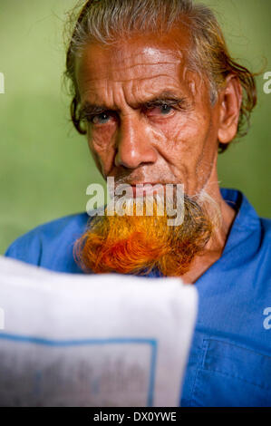 Maimansingh, Bangladesch. 23. Februar 2014. Versammeln Sie 23. Februar 2014, Mymensingh, Bangladesch - Community-Mitglieder von Ragobpur in Maimansingh Zustand, um Bücher in einer Bibliothek durch Absolventen der 2013 Leadership Development Program verjüngt zu lesen. Counterpart International setzt das Programm durch Partneragenturen wie Demokratie Uhr zur Stärkung der Zivilgesellschaft in Bangladesch. © David Snyder/ZUMAPRESS.com/Alamy Live-Nachrichten Stockfoto